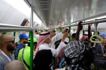 Menjajal kereta listrik khusus haji di Mina