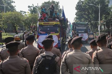 Ratusan personel Polri kawal aksi sopir truk di Kemenhub dan DPR