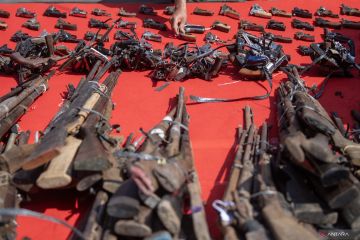 Polda Sumsel musnahkan barang bukti senjata api