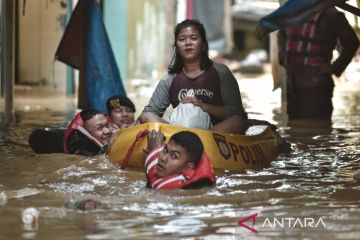 Banjir, hampir seribu warga Jakarta mengungsi ke tempat lebih aman