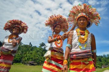 Upacara adat memperingati kematian di Mentawai