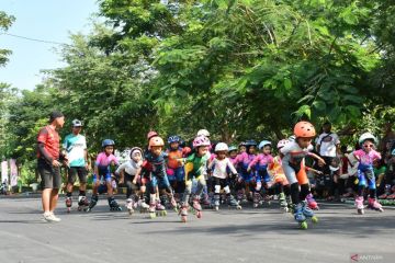 Latihan bersama sepatu roda di Madiun