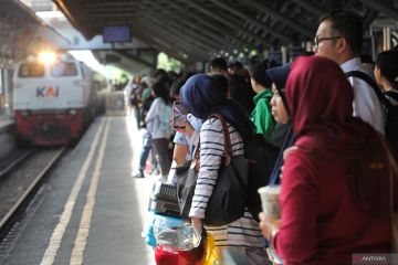 Arus penumpang kereta di Indonesia