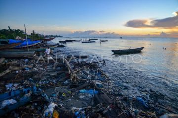 Sampah di pantai Muara Siberut Mentawai