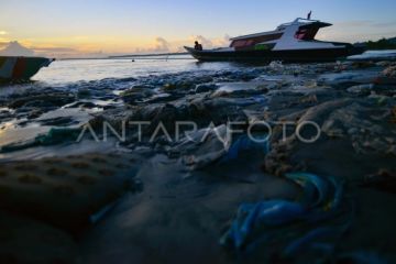 Sampah di pantai Muara Siberut Mentawai