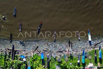 Sampah di pantai Muara Siberut Mentawai