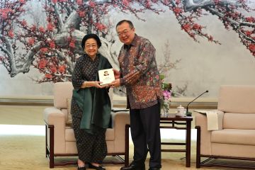 Presiden Xi Jinping serahkan buku pemerintahan China kepada Megawati