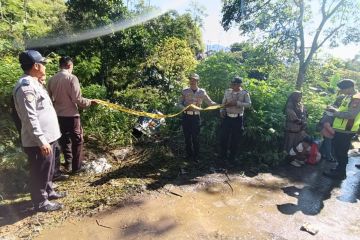 Polisi evakuasi mikrobus umum yang masuk jurang di Banjarwangi Garut