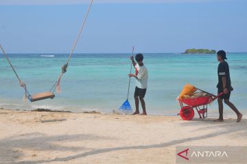 Wisata pantai Bobby Pulau Karimunjawa