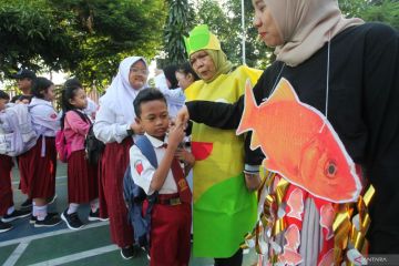Hari pertama masuk sekolah di Surabaya