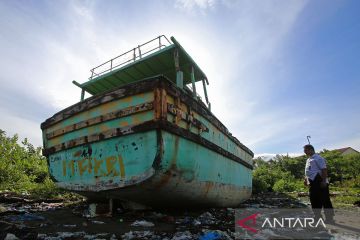 FOTO - KKP hibahkan kapal ikan asing sitaan negara