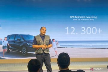 BYD Seal yang mengeluarkan asap karena ada gangguan dari binatang