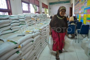 Pembagian bantuan pangan di Padang