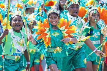 Kostum warna-warni meriahkan parade karnaval junior di Toronto, Kanada