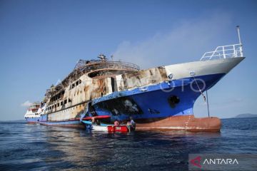 Upaya pendinginan kapal pasca KM Barcelona V terbakar