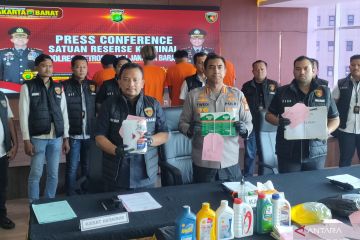Polisi bongkar produksi oli palsu di Kembangan Jakarta Barat