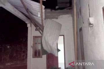 Warga bertahan di luar rumah usai gempa 6,0 magnitudo di Poso