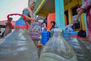 Pembagian air bersih dampak kekeringan di Limapuluh kota