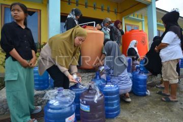 Pembagian air bersih dampak kekeringan di Limapuluh kota