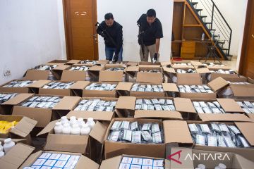 Pengungkapan kasus obat keras ilegal di Bandung