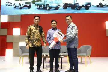 IAMI serahkan 53 unit ELF NQR B Minitrans Transjakarta