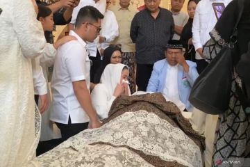 Isak tangis sang istri pecah saat di samping jenazah Suryadharma Ali