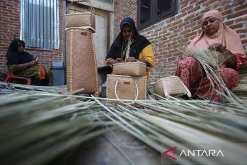 Produksi kerajinan anyaman bili UMKM perempuan Aceh