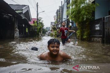 Banjir akibat hujan deras di Tangerang Selatan