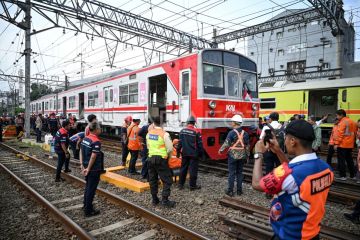 Evakuasi KRL anjlok di emplasemen Stasiun Jakarta Kota
