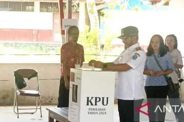 Wakil Bupati Biak salurkan hak pilih PSU Papua di TPS 3 Brambaken