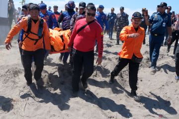 Evakuasi jenazah ABK kapal cepat yang terbalik di Pelabuhan Sanur Bali