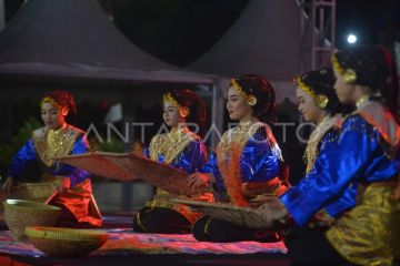 Pertunjukan seni kontemporer di Padang