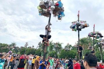 7 bahaya oli bekas dalam tradisi panjat pinang yang perlu diwaspadai