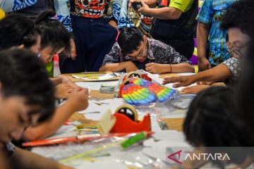 Pelatihan mewarnai layang-layang hias untuk anak disabilitas