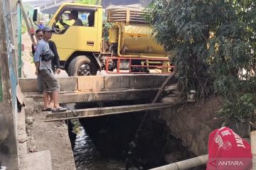 Tiga truk limbah diduga buang muatan ke saluran air di DI Panjaitan