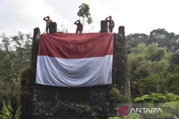 Pembentangan bendera merah putih di Jembatan bersejarah