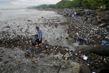 Sampah bertumpuk di Pantai Muaro Lasak
