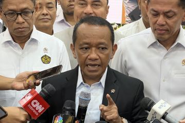 Bantah isu tak disalami, Bahlil tegaskan naik "Whoosh" bareng Gibran