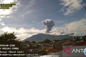 Gunung Marapi semburkan abu vulkanik setinggi 1,6 kilometer