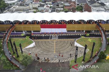 Pembentangan bendera merah putih di Wisata kuliner