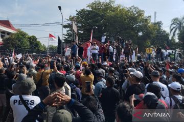 Warga demo menuntut Bupati Pati mundur dari jabatannya