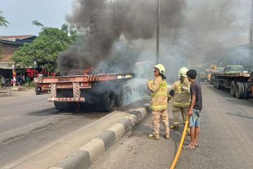 Truk trailer dan sepeda motor terbakar akibat kecelakaan di Cilincing