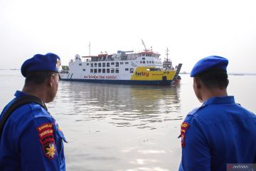 Evakuasi penumpang KMP Gili Iyang yang terbakar di Gresik