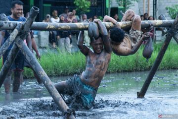Lomba Agustusan gebuk guling