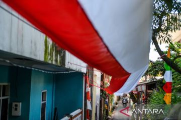 Dekorasi kain merah putih sepanjang 150 meter