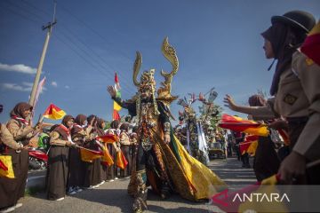 Lomba becak hias dan Caruban Carnaval