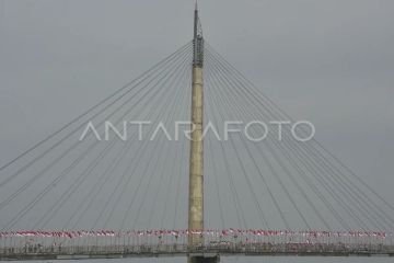 Pemasangan bendera Merah Putih di Jembatan Gentala Arasy
