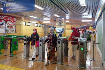 Penumpang berkebaya encim warnai KRL saat HUT Ke-80 RI