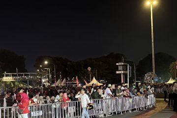 Masyarakat padati kawasan Patung Kuda menunggu Karnaval Kemerdekaan