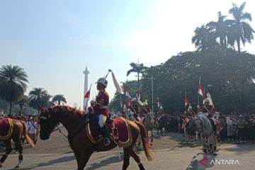 Pasukan Kirab meriahkan kawasan Patung Kuda saat HUT ke-80 RI